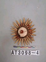 藏品(獸牙製帽前飾)的圖片